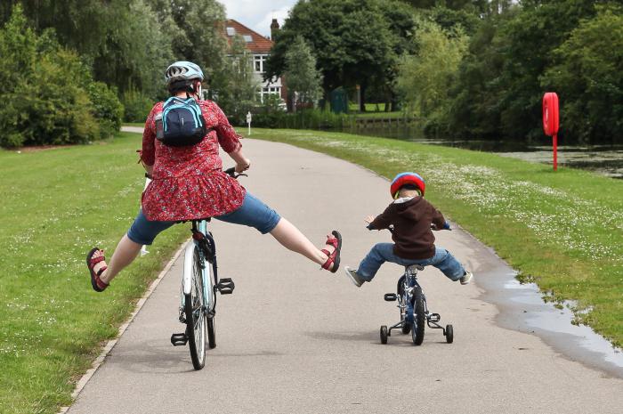 Как научить ребенка кататься на велосипеде
